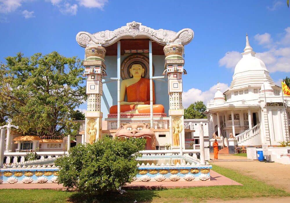 Negombo’s Golden Guardian: The Majestic Angurukaramulla Temple